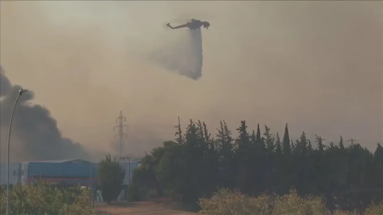 Grécia em Alerta: Incêndios Forçam Evacuações